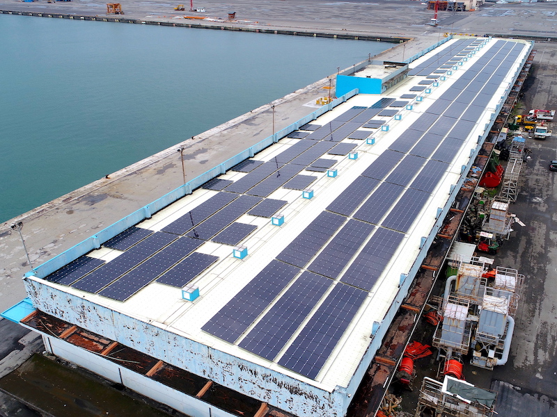 宜蘭蘇澳港四號倉庫是台灣首座薄膜太陽能發電系統之港口。 永鑫能源/提供