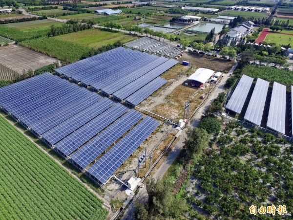 永鑫能源雲林台西鄉最大型地面太陽能電廠空拍照。(記者張慧雯攝)