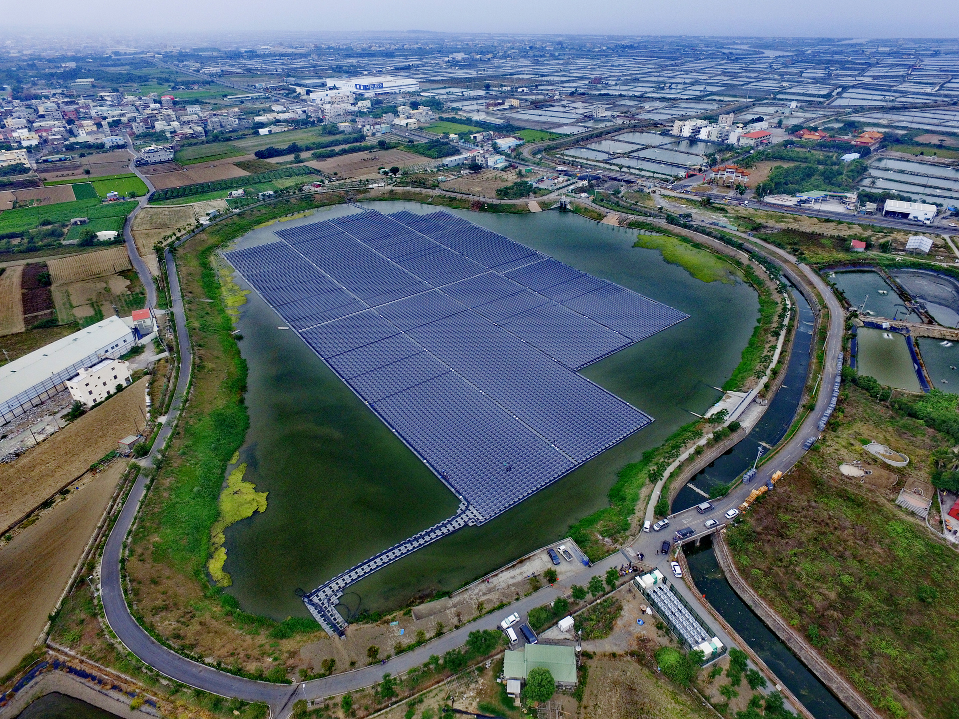 雲豹能源與貝萊德合作案中,包含高雄永安滯洪池水面型太陽光電系統,裝置量為4.2MW,是目前台灣正在運作的水面型系統中裝置量最大的。