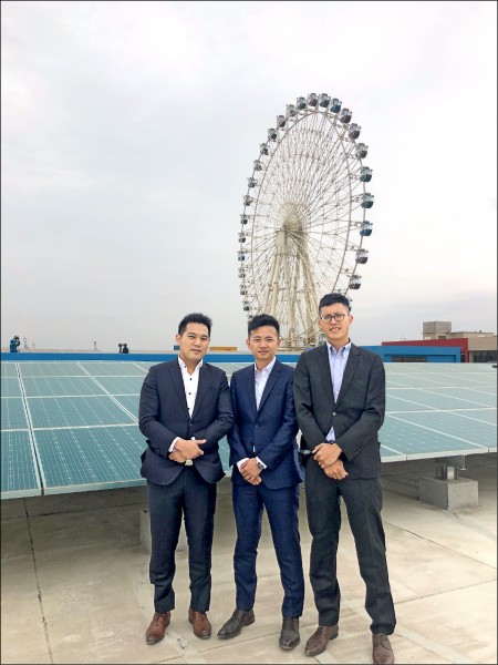 「Mitsui Outlet Park 台中港」昨開幕。左起為永鑫能源董事譚宇軒、永鑫能源董事長湯孟翰、永泰企業副總何宗倫。（永鑫能源提供）