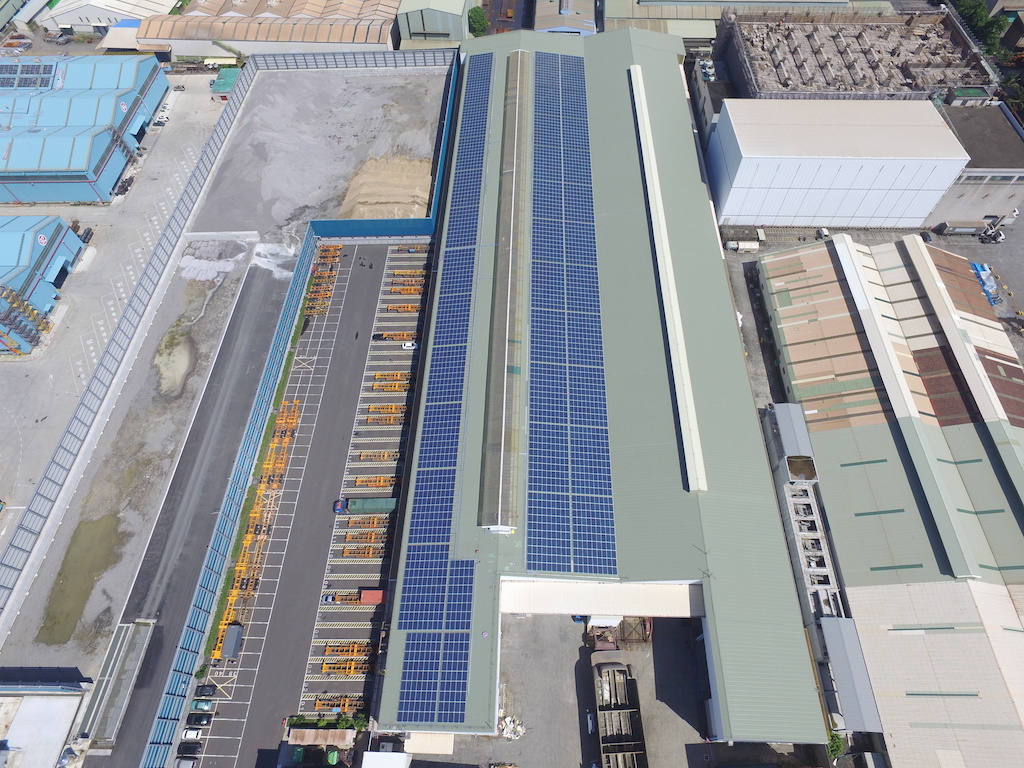圖為高雄小港「先進複材」屋頂型太陽能電廠。圖／永鑫能源提供