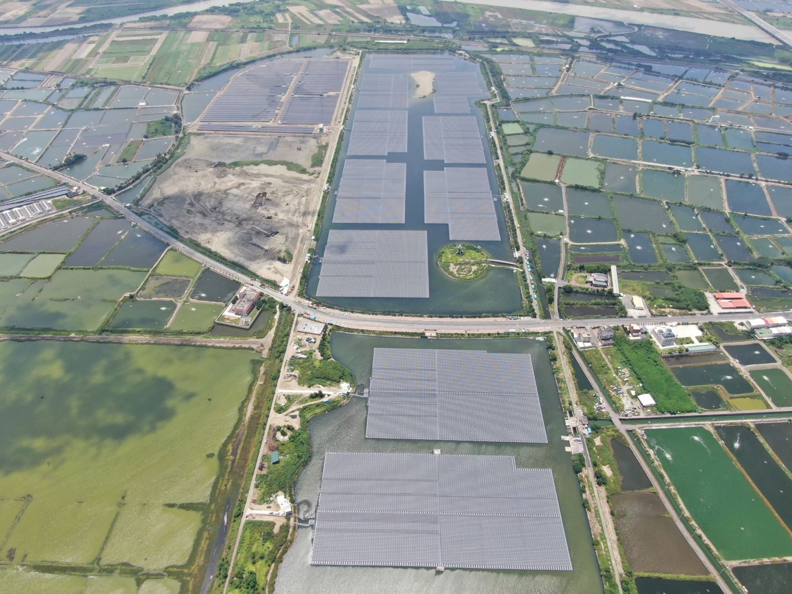 嘉義新塭滯洪池案場南北池。（永鑫能源提供）