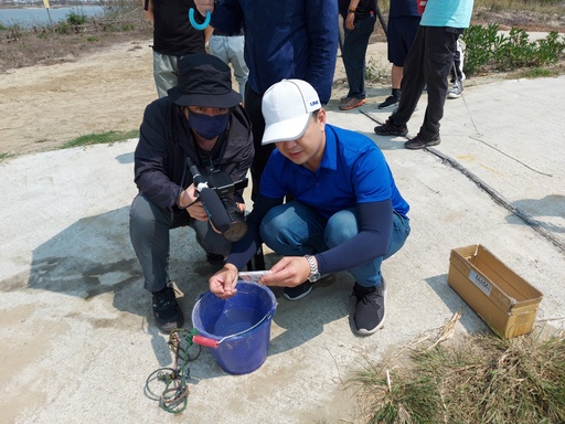 環工系在職研究生於現場實地進行水質檢測