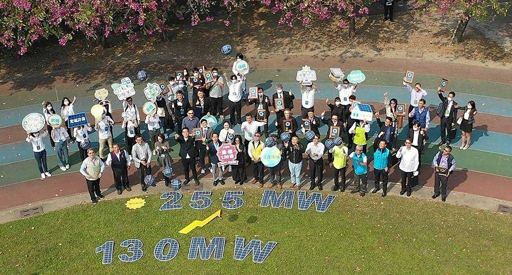 高雄市政府統計,自110年1月至11月底,高雄光電備案容量已達255MW,超過今年度目標備案130MW,且備案件數1337件為全國第一。(高雄市政府提供)