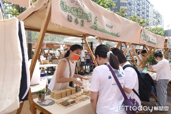 根據研究顯示,固體產品的總碳足跡會低於液體產品。以天然和安全、安心理念製作的Boxoap藝術手工皂,針對洗顏、洗髮、家事等效用打造,為使用者開啟美好且永續的生活。(圖/記者林敬旻攝)