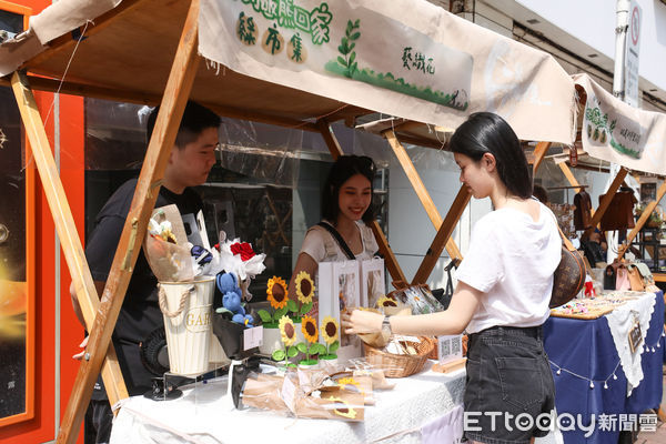 花材與包裝材料的廢棄與浪費，也是近年備受關注的環保議題！近來適逢畢業季，除了過去習慣的買花送禮模式，其實也適合透過「藝織花」純手工打造的針織花，為親友帶來永不凋謝的紀念。（圖／記者林敬旻攝）