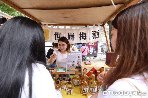 當天吸引眾多人潮試喝採買的世嵵梅酒,堅持以職人工藝精神釀造,將天然梅子慢慢醞釀成酒,為在地食材創造更多元價值。(圖/記者林敬旻攝)