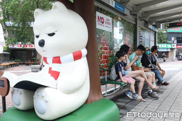 行經「台北市頂好市場（龍門廣場）」候車亭，別忘了與北極熊拍張打卡照再跳上公車或捷運，平日多選擇大眾交通工具，就能為永續環境、幫北極熊找回家的路，盡一份心力。（圖／永鑫能源提供、記者林敬旻攝）